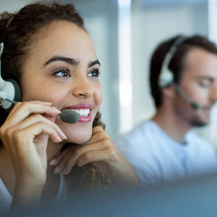 donna al call center che da assistenza remota